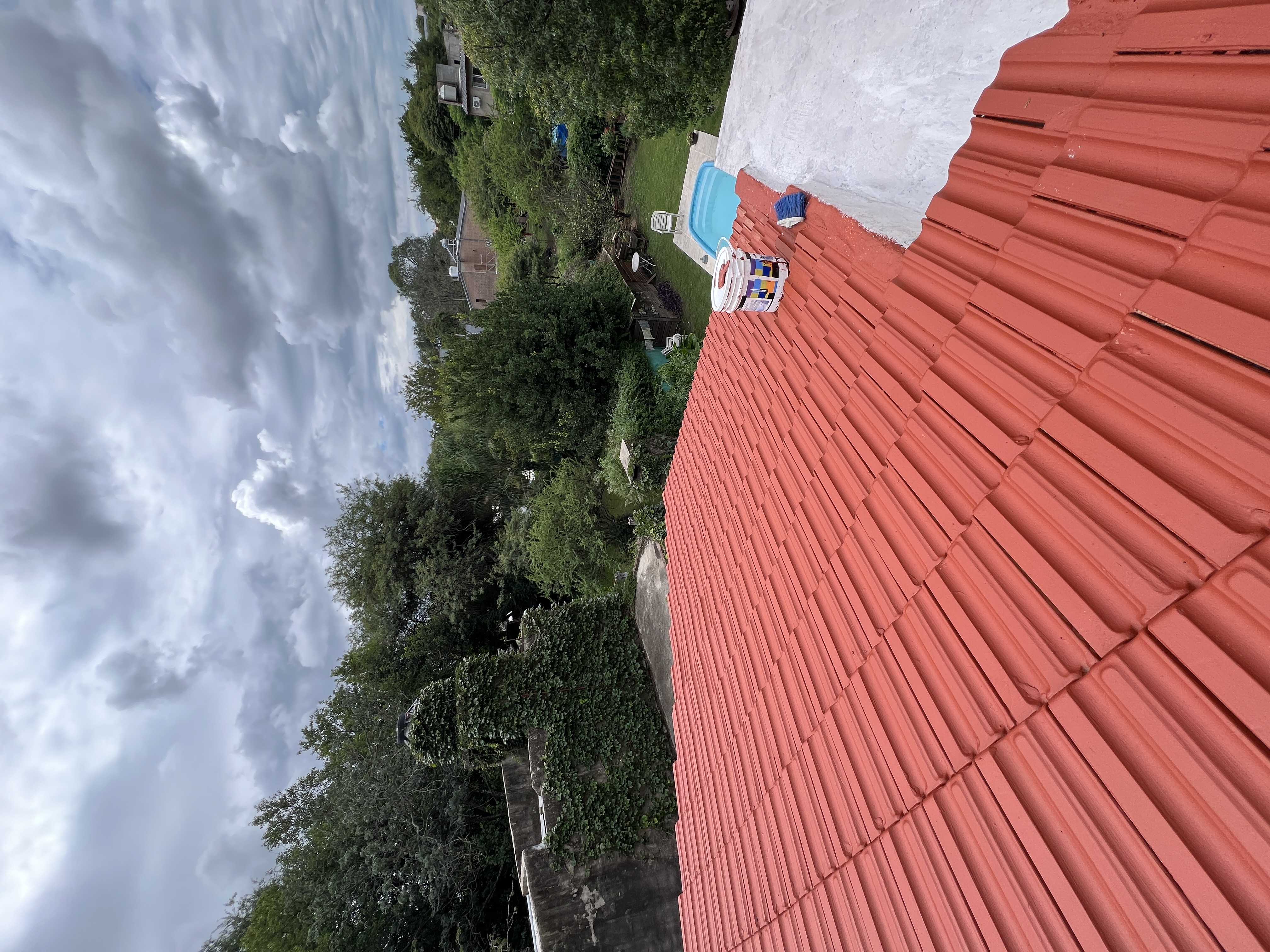 Techo de tejas pintado, después